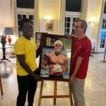 L’Ambassadeur de France au Togo, offre un tableau en guise de cadeau au jeune nageur Togolais Jordano DAOU